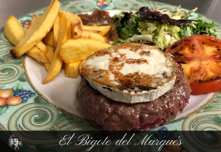 Hamburguesa de buey con medallón de queso de cabra